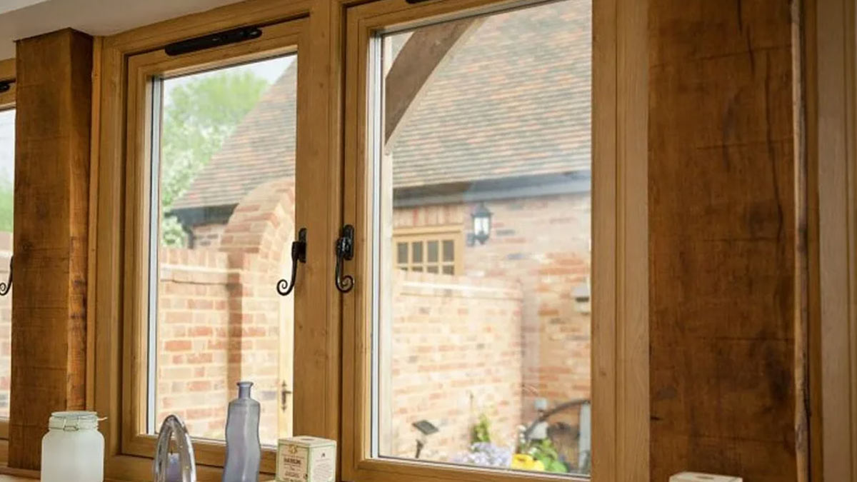 مقایسه پنجره چوبی با سایر متریال‌ها از نظر رنگ‌ پذیری